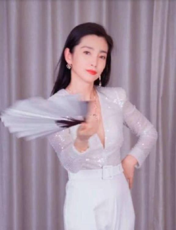 明星网红无领睡衣视频,明星同款居家时尚揭秘