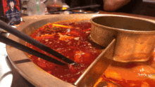 明星网红在重庆吃火锅,明星网红重庆打卡，美食之旅尽享麻辣风情